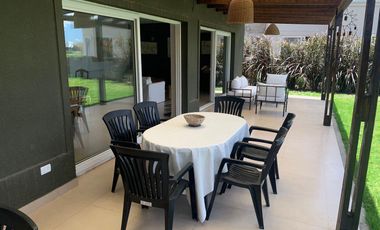 Casa en venta 4 amb. c/ dep. y Pileta Lote interno con vista al Golf!!