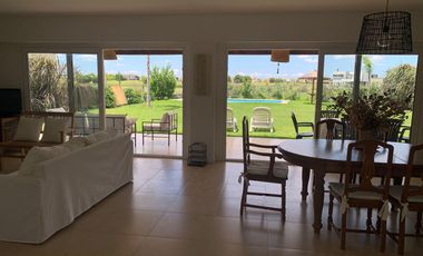 Casa en venta 4 amb. c/ dep. y Pileta Lote interno con vista al Golf!!