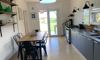 Casa en venta 4 amb. c/ dep. y Pileta Lote interno con vista al Golf!!