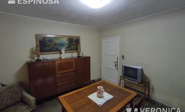 Casa de cuatro ambientes en venta, Villa Luzuriaga.