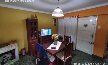 Casa de cuatro ambientes en venta, Villa Luzuriaga.