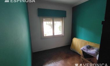 Casa de cuatro ambientes en venta, Villa Luzuriaga.