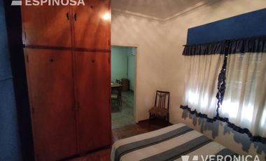 Casa de cuatro ambientes en venta, Villa Luzuriaga.
