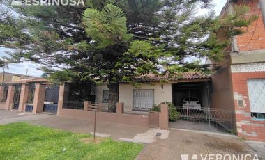 Casa de cuatro ambientes en venta, Villa Luzuriaga.