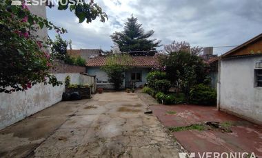 Casa de cuatro ambientes en venta, Villa Luzuriaga.