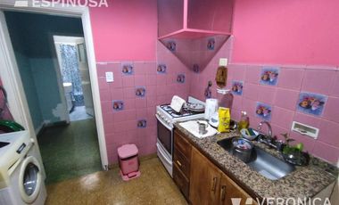 Casa de cuatro ambientes en venta, Villa Luzuriaga.