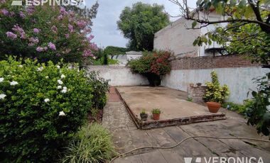 Casa de cuatro ambientes en venta, Villa Luzuriaga.