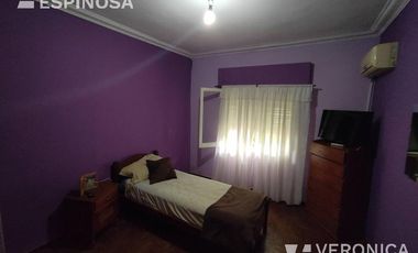 Casa de cuatro ambientes en venta, Villa Luzuriaga.