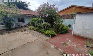Casa de cuatro ambientes en venta, Villa Luzuriaga.