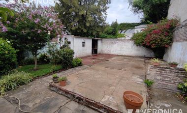 Casa de cuatro ambientes en venta, Villa Luzuriaga.