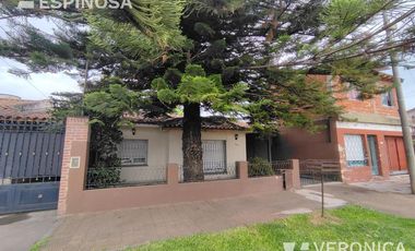 Casa de cuatro ambientes en venta, Villa Luzuriaga.