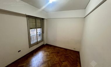 4 ambientes con cochera a metros de la Avda y del FCGR - Actualmente Alquilado.