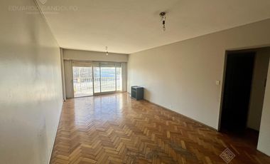 4 ambientes con cochera a metros de la Avda y del FCGR - Actualmente Alquilado.