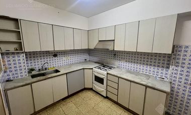 4 ambientes con cochera a metros de la Avda y del FCGR - Actualmente Alquilado.