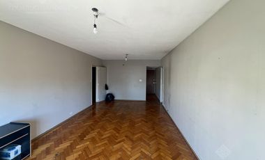 4 ambientes con cochera a metros de la Avda y del FCGR - Actualmente Alquilado.