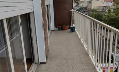 4 ambientes con cochera a metros de la Avda y del FCGR - Actualmente Alquilado.