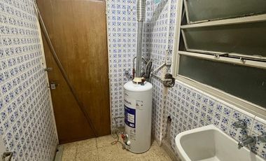 4 ambientes con cochera a metros de la Avda y del FCGR - Actualmente Alquilado.