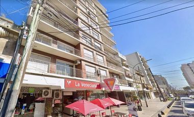 4 ambientes con cochera a metros de la Avda y del FCGR - Actualmente Alquilado.