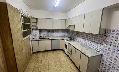 4 ambientes con cochera a metros de la Avda y del FCGR - Actualmente Alquilado.