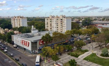 4 ambientes con cochera a metros de la Avda y del FCGR - Actualmente Alquilado.