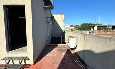 Casa en venta - 2 Dormitorios 2 Baños - Cochera - 160Mts2 - Morón