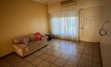 Casa en venta - 2 Dormitorios 2 Baños - Cochera - 160Mts2 - Morón