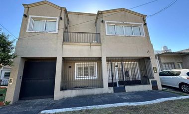 Casa en venta - 2 Dormitorios 2 Baños - Cochera - 160Mts2 - Morón