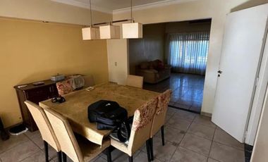 Casa en venta - 2 Dormitorios 2 Baños - Cochera - 160Mts2 - Morón