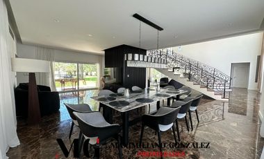 Casa en venta y alquiler, 8 ambientes - Saint Thomas Este, Esteban Echeverría