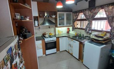 CASA 4 AMB CON GARAJE, PARQUE Y QUINCHO EN Zona Caisamar