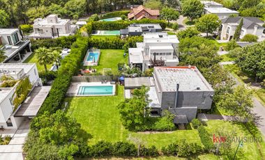 Casa en  venta en el Barrio Cerrado Laguna del Sol-.