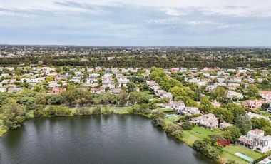 Casa en  venta en el Barrio Cerrado Laguna del Sol-.
