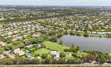 Casa en  venta en el Barrio Cerrado Laguna del Sol-.