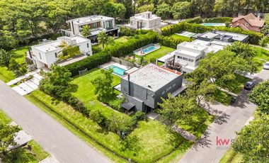 Casa en  venta en el Barrio Cerrado Laguna del Sol-.