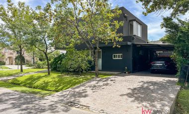 Casa en  venta en el Barrio Cerrado Laguna del Sol-.