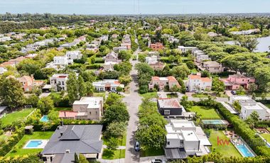 Casa en  venta en el Barrio Cerrado Laguna del Sol-.