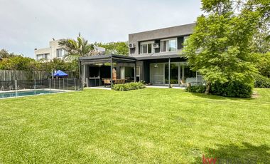 Casa en  venta en el Barrio Cerrado Laguna del Sol-.