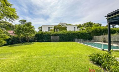 Casa en  venta en el Barrio Cerrado Laguna del Sol-.