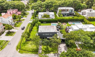 Casa en  venta en el Barrio Cerrado Laguna del Sol-.