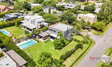 Casa en  venta en el Barrio Cerrado Laguna del Sol-.