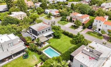 Casa en  venta en el Barrio Cerrado Laguna del Sol-.