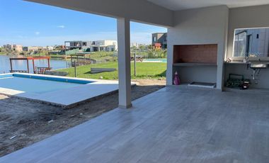 VENTA casa a la LAGUNA en San Sebastian AREA (8)