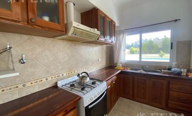 Alquiler casa 6 ambientes con cochera, quincho y piscina en Campos de Roca 1 - La Plata
