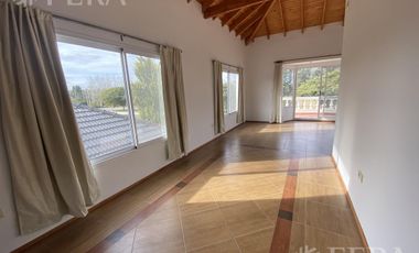 Alquiler casa 6 ambientes con cochera, quincho y piscina en Campos de Roca 1 - La Plata