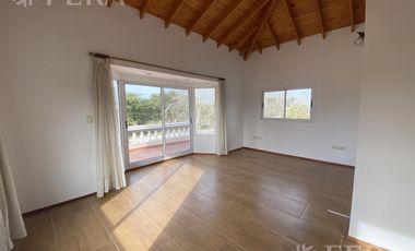 Alquiler casa 6 ambientes con cochera, quincho y piscina en Campos de Roca 1 - La Plata