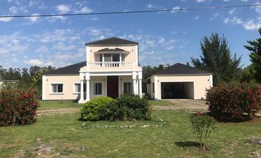 Alquiler casa 6 ambientes con cochera, quincho y piscina en Campos de Roca 1 - La Plata
