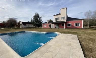 Alquiler casa 6 ambientes con cochera, quincho y piscina en Campos de Roca 1 - La Plata