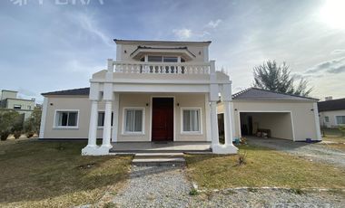Alquiler casa 6 ambientes con cochera, quincho y piscina en Campos de Roca 1 - La Plata