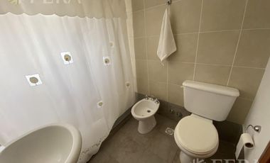 Alquiler casa 6 ambientes con cochera, quincho y piscina en Campos de Roca 1 - La Plata