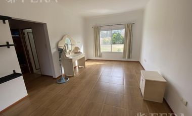 Alquiler casa 6 ambientes con cochera, quincho y piscina en Campos de Roca 1 - La Plata